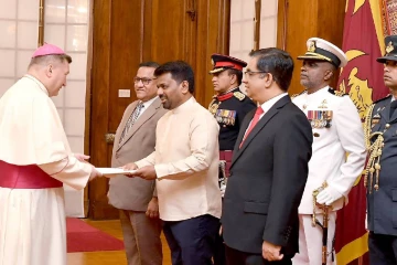 අලුත් වෙනසක් - නව තානාපතිවරු සිව් දෙනෙක් සහ මහකොමසාරිස්වරු දෙදෙනෙක් ජනපතිට අක්තපත්‍ර භාර දෙති