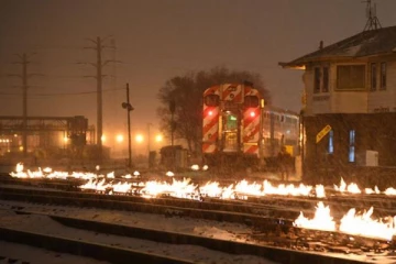 அமெரிக்காவின் ரயில் தண்டவாளங்களில் கடும் பனி உறைவு; தீ வைத்த அதிகாரிகள்