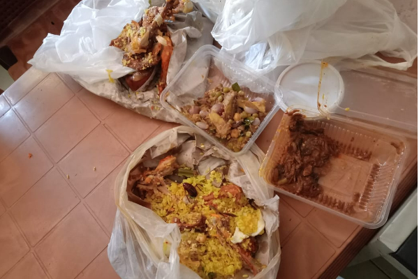 கரப்பான் பூச்சியுடன் கோழி பிரியாணி பார்சல் (Photos) | Unhealthy Food Batticaloa