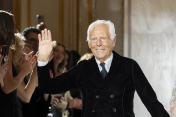 உலகப் புகழ்பெற்ற ஆடை வடிவமைப்பாளர் ஆர்மானி காலமானார்