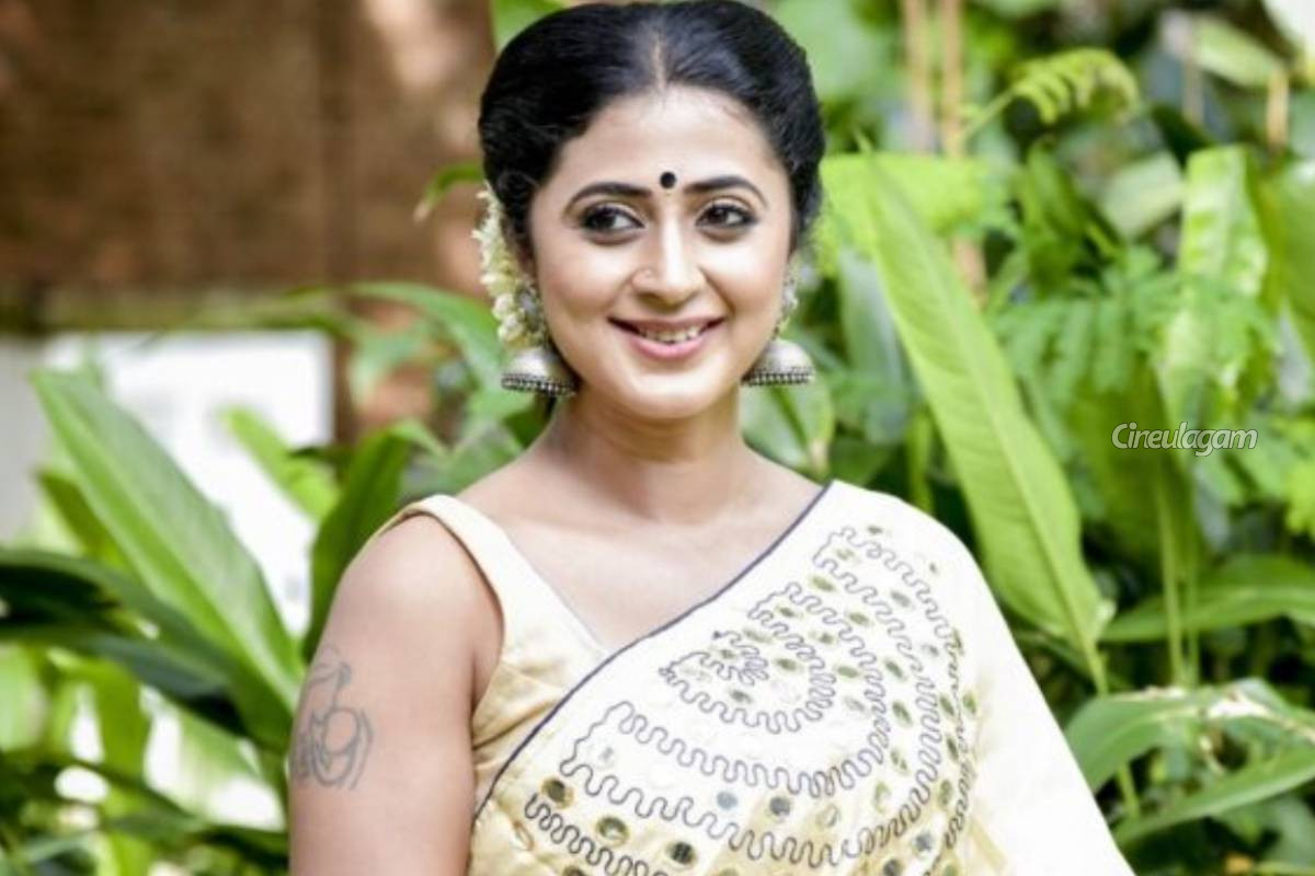 எதிர்நீச்சல் தொடர்கிறது சீரியலில் இனி ஈஸ்வரியாக நடிக்கும் நடிகை... போட்டோவுடன் இதோ | Ethirneechal Thodargiradhu Serial Replacement எதிர்நீச்சல் தொடர்கிறது சீரியலில் இனி ஈஸ்வரியாக நடிக்கும் நடிகை... போட்டோவுடன் இதோ | Ethirneechal Thodargiradhu Serial Replacement