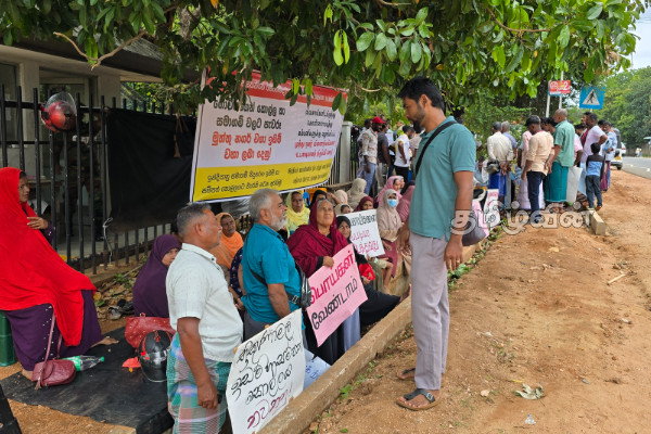 மூன்றாவது நாளாகவும் போராட்டத்தில் குதித்த முத்து நகர் விவசாயிகள் | Farmers Muthu Nagar Trincomalee Continuing Protest