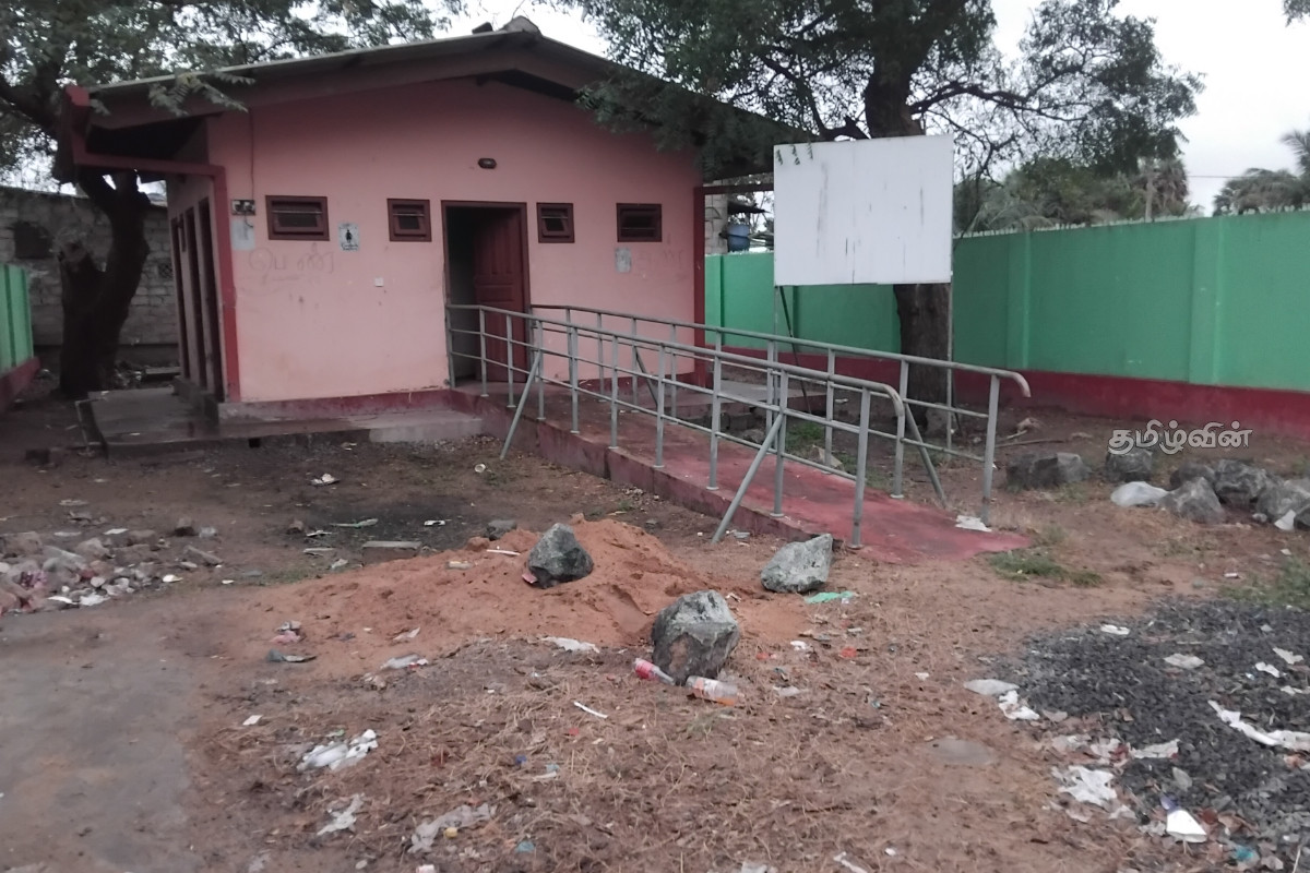 கிளிநொச்சி பகுதியில் கழிவகற்றல் இல்லாமல் சிரமத்திற்குள்ளாகும் பொதுமக்கள் | Public Facing Difficulties Due In Kilinochchi Area