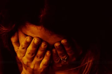 பெற்ற மகளுக்கு பாலியல் தொல்லை - கணவரின் செய்கையை பார்த்து அதிர்ந்த மனைவி!