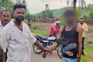 இளைஞர்களை மலம் தின்ன வற்புறுத்தி கொடுமை; பொலிஸார் அதிரடி!