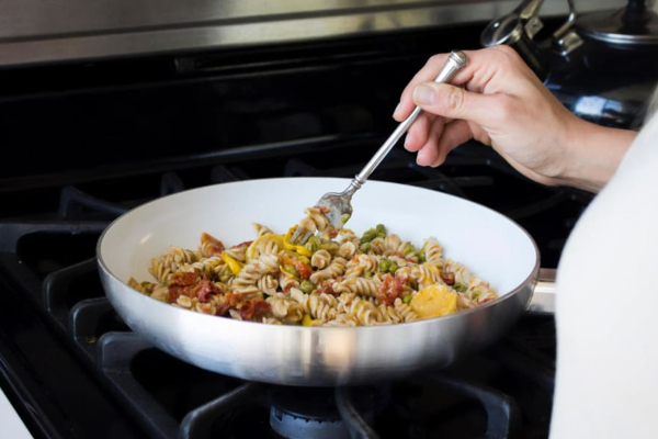 மீதமான உணவுகளை சூடு பண்ணி சாப்பிடுபவர்களா நீங்கள்? இனி தவிர்த்திடுங்கள் இல்லையேல் உயிருக்கே ஆபத்து! | Dont Reheated And Eaten Food Its Dangerous