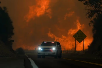 பற்றியெரியும் காட்டுத் தீ - மக்கள் வெளியேற அவசர நிலை பிரகடனம்