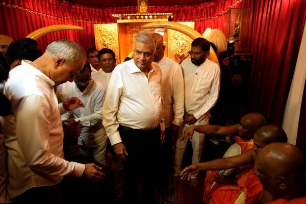 பொதுஜன பெரமுனவின் சந்திப்பு: திடீரென எழுந்து சென்ற ரணில்!  குழப்பத்தில் ஆளும்தரப்பு உறுப்பினர்கள் - ஐபிசி தமிழ்