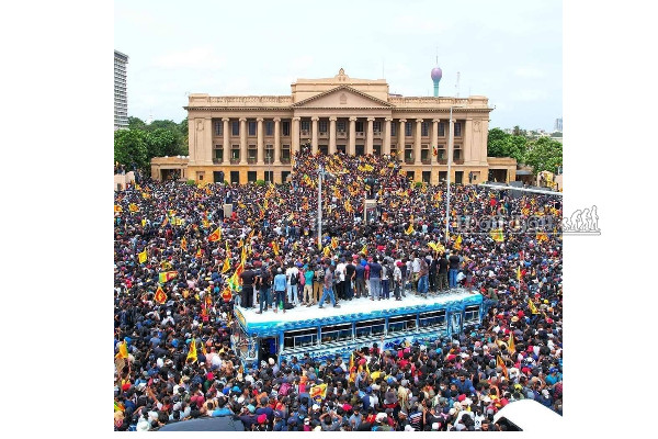 ஜனாதிபதியின் நீச்சல் குளம் மற்றும் சமையலறைக்குள் புகுந்து போராட்டக்காரர்கள் செய்த அலப்பறை - வைரல் வீடியோ | Srilanka Protestors Exploring The Kitchen Viral