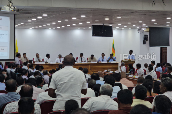 தெளிவில்லாத ஒலிபரப்பு: குழப்பத்தில் ஆழ்ந்த யாழ் மாவட்ட அபிவிருத்திக் குழுக் கூட்டம் | Sound Issues Disrupt Jaffna Development Meeting