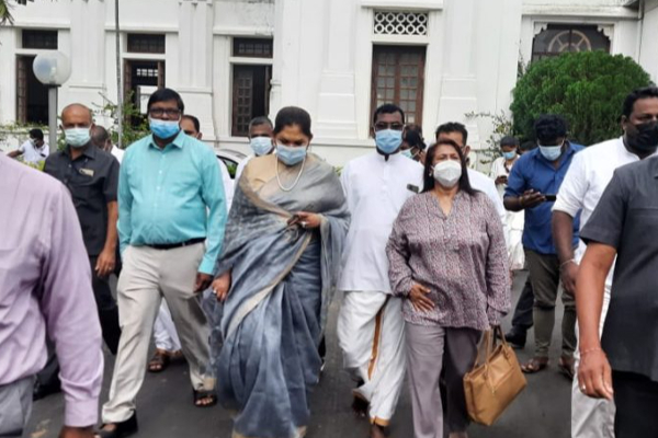 யாழ் நூலகத்திற்கு கொழும்பு மாநகர முதல்வர்  விஜயம் - ஐபிசி தமிழ்