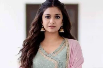 பிரபல நடிகருடன் ஆட்டோவில் பயணித்த நடிகை கீர்த்தி சுரேஷ்- வைரலாகும் வீடியோ இதோ