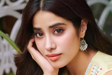 கவர்ச்சியில் ஹாலிவுட் நடிகைகளை மிஞ்சும் ஜான்வி கபூர்..கிறங்கும் இளசுகள்