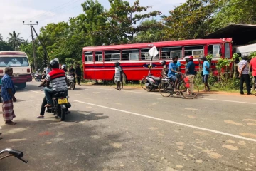 யாழில் கட்டுப்பாட்டை இழந்து கடைக்குள் பாய்ந்த பேருந்து ; தெய்வாதீனமாக தப்பிய பயணிகள்! (Photos)