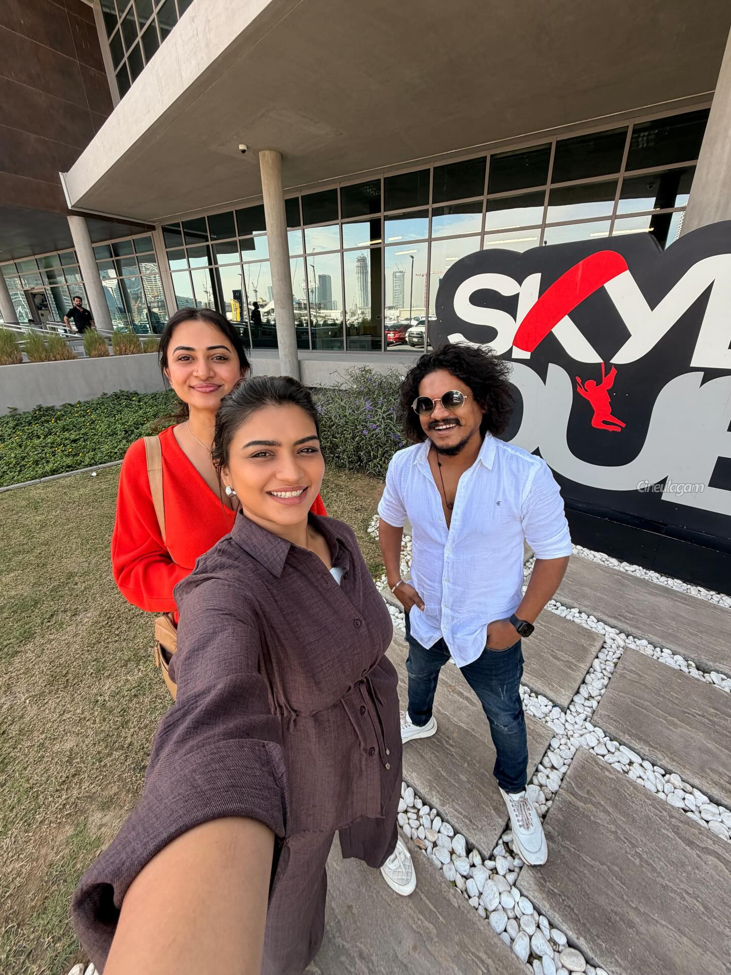 பிரபல நடிகைகள் உடன் துபாய் ட்ரிப் சென்ற நடிகர் புகழ்.. புகைப்படங்களை பாருங்க 4 Gallery