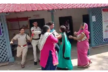 2-ஆம் திருமணம் செய்து மனைவியோடு வந்த கணவனுக்கு முதல் மனைவி கொடுத்த ஷாக்! காவல்நிலையத்தில் நடந்த சம்பவத்தின் வீடியோ