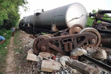 இன்று அதிகாலையில் ரயிலுடன் மோதி 2 காட்டு யானைகள் பலி