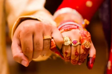 தந்தை கொடுமையால் தாய்க்கு இரண்டாவது திருமணம் செய்து வைத்த மகள்! வைரலாகும் வீடியோ