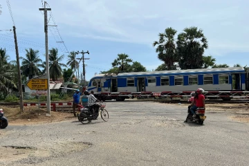 45 நிமிடங்களாக நடு வீதியை மறித்து நின்ற தொடருந்து - அசௌகரியத்தில் மக்கள் (படங்கள்)