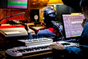 வீட்டு உரிமையாளரிடம் 5 கோடி ரூபாய் இழப்பீடு கேட்கும் பிரபல இசையமைப்பாளர்!