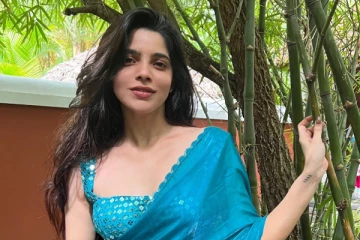 நடிகை திவ்ய பாரதி அழகிய சேலையில் கியூட் போட்டோஷூட்