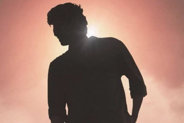 யாரிடம் பரிசு வாங்கனும்னு ஒரு விவஸ்தை இல்லையா!! பிரபல நடிகரை கண்டபடி பேசிய பத்திரிக்கையாளர்