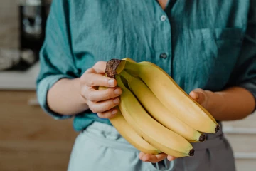 வாழைப்பழத்தை யாரெல்லாம் சாப்பிடக்கூடாது? எந்த நேரத்தில் சாப்பிடக்கூடாது ?