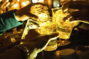 மதுபோதையில்  நண்பர்களுடன்  சென்று  இராஜாங்க  அமைச்சர் அட்டகாசம்!