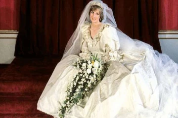 கென்சிங்டன் அரண்மனையில் கண்காட்சியில் டயானா திருமண உடை