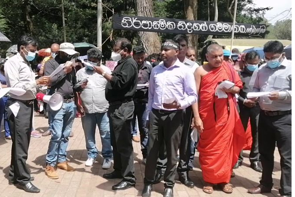அரசாங்கத்துக்கு எதிராகக் கிளர்ந்தெழுந்த மக்கள்: போராட்ட களமாக மாறிய மலையகம் (Photos) | People Government Hutton Became Battleground