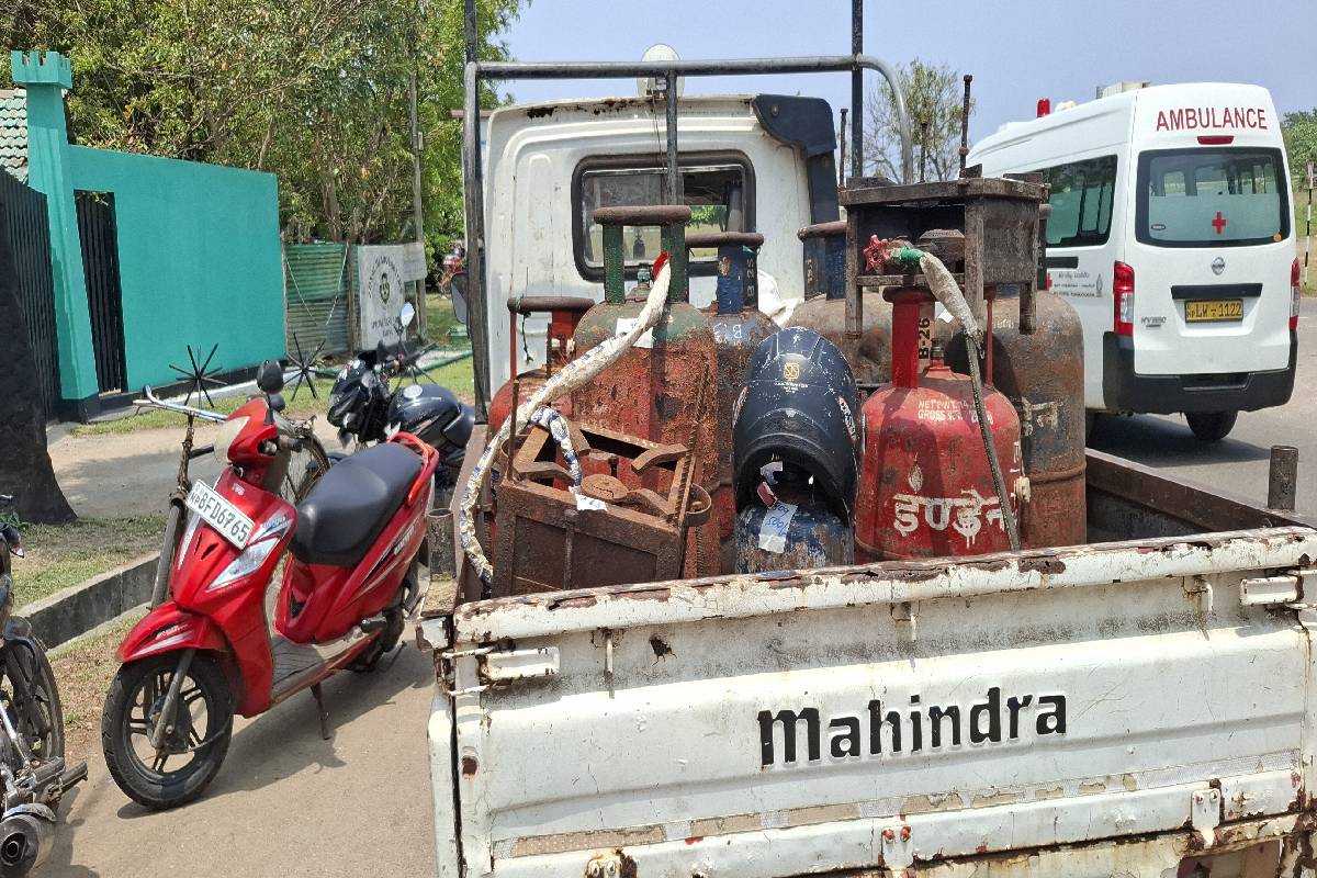 யாழில் இந்தியப் அரசுப் பொருட்கள் பகிரங்க ஏலம் ; போட்டி போட்டுக்கொண்டு வாங்கிய மக்கள் | Indian Government Goods Auction In Jaffna