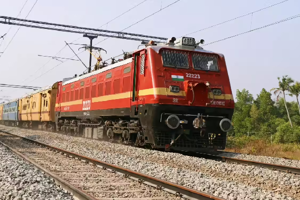 யாழில் தொடருந்துடன் மோதி பெண் உயிரிழப்பு | Woman Dies After Being Hit By Train In Jaffna