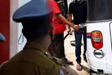 யாழில் பெற்றோல் கேட்ட அதிகாரி பணி நீக்கம்!