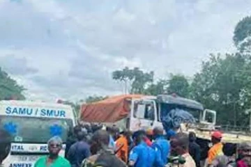 லொறி மீது மோதிய பயணிகள் பஸ் : 19 பேர் பரிதாபமாக உயிரிழப்பு