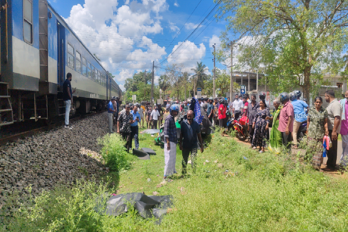 வவுனியாவில் கோர விபத்து; தூக்கி வீசப்பட்ட முச்சக்கர வண்டி; ஸ்தலத்தில் பறிபோன உயிர் | Three Wheeler Collides With Train In Vavuniya Dead