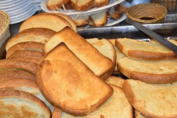 පිටි මිල අඩුවුණත් පාන් මිල ගැන බේකරි හිමියන් කියන දේ..