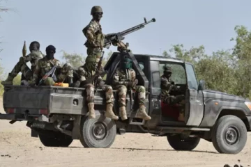 நைஜீரியாவில் துப்பாக்கிச்சூடு ; 30 சுற்றுலாப் பயணிகள் கொல்லப்பட்டுள்ளனர்.