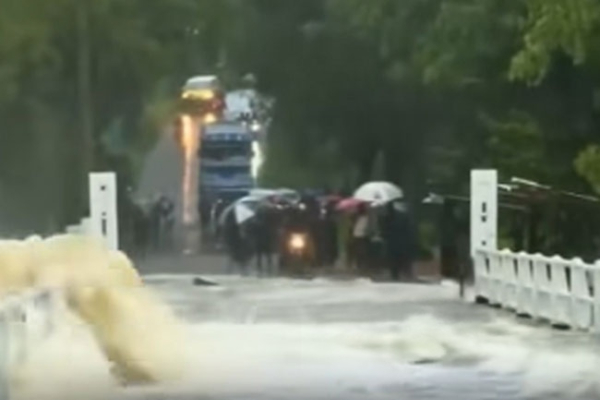 70 பயணிகளுடன் பாலத்தில் சிக்கிய மற்றுமொரு பேருந்து... | Puttalam Bus With 70 Passengers Was Stuck Flood 70 பயணிகளுடன் பாலத்தில் சிக்கிய மற்றுமொரு பேருந்து... | Puttalam Bus With 70 Passengers Was Stuck Flood