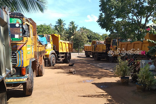 கல்லாற்று பகுதியில் 6 சாரதிகளை கைது செய்த பொலிஸார் (Photos) | Six Tippers And Their Drivers Arrested Kilinochchi