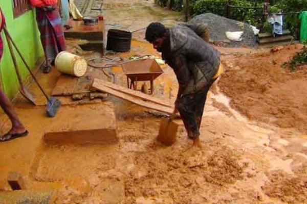 வெள்ளத்தில் அடித்துசெல்லப்பட்ட பாலம்; சிக்கித்தவிக்கும் தோட்டமக்கள்! | Bridge Swept Away By Floods Trapped Peoples