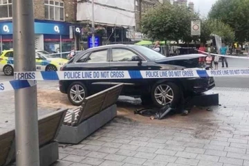 லண்டனில் இடம்பெற்ற கார் விபத்தில் ஐவருக்கு நேர்ந்த நிலை!