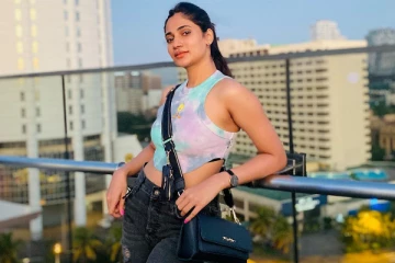 காட்டுக்குள் இப்படியொரு போஸ்.. கட்டியணைத்த படி நடிகை லாஸ்லியா வெளியிட்ட புகைப்படம்..