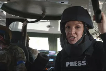 பிரான்ஸ் நாட்டவரான ஊடகவியலாளரைக் கைது செய்ய ரஷ்ய நீதிமன்றம் உத்தரவு