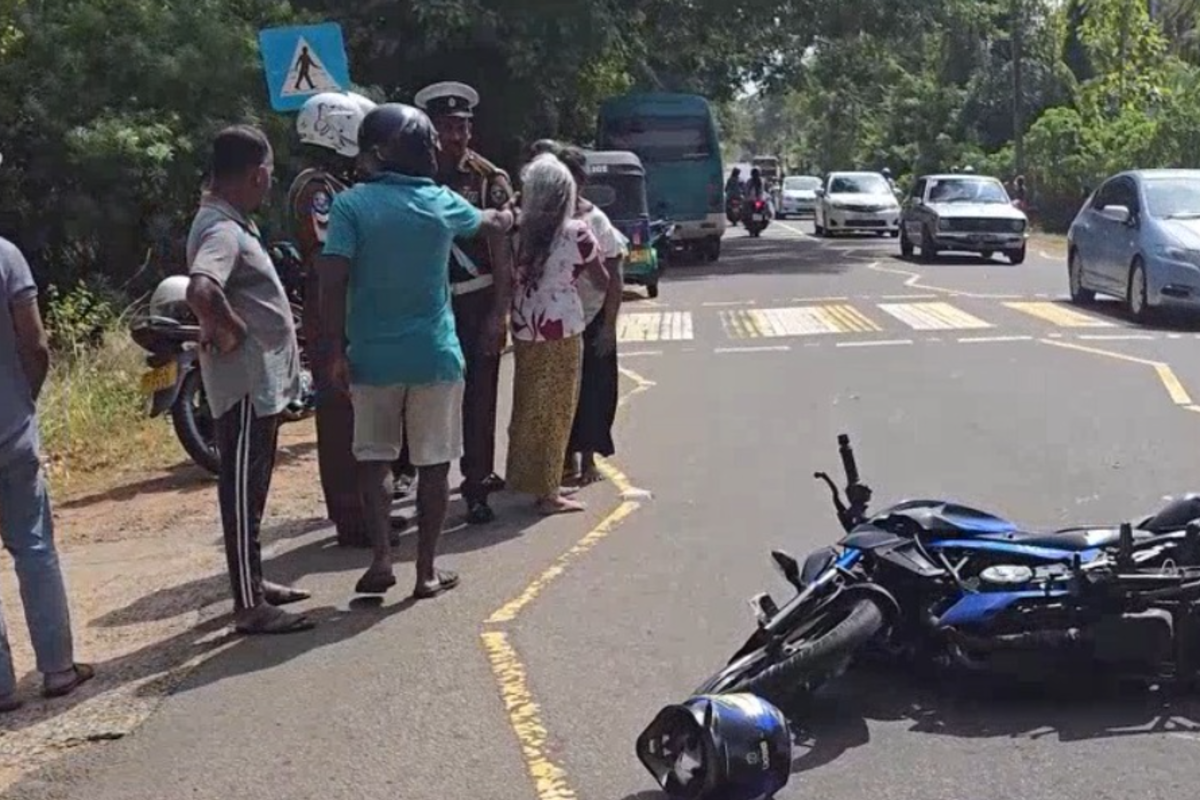 கந்தளாயில் பேருந்து - மோட்டார் சைக்கிள் மோதி விபத்து: இளைஞர் படுகாயம் | Accident At Kanthalay கந்தளாயில் பேருந்து - மோட்டார் சைக்கிள் மோதி விபத்து: இளைஞர் படுகாயம் | Accident At Kanthalay