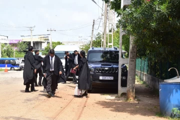 கொழும்பில் ஒட்டப்பட்ட சுவரொட்டி; மன்னாரில் சட்டத்தரணிகள் பணிப்பகிஷ்கரிப்பு!