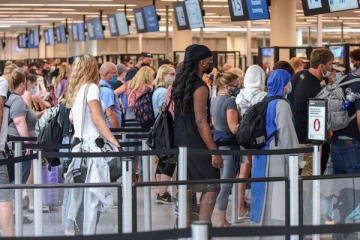 800 க்கும் மேற்பட்ட விமான சேவைகளை இரத்து; பயணிகள் அவதி