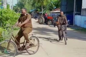 மட்டக்களப்பில் சைக்கிளில்  சென்று கடமையில் ஈடுபடும் பொதுச் சுகாதார பரிசோதகர்கள்