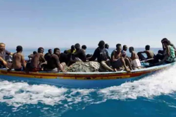 நடுகடலில் விபத்துக்குள்ளான படகு: 57 அகதிகளுக்கு நேர்ந்த சோகம்!