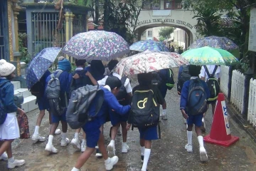 கொட்டும் மழைக்கு மத்தியில் புலமைப்பரிசில் பரீட்சை
