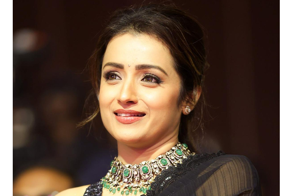 40 வயதிலும் தல -தளபதியின் புதிய திரைப்படங்களை தட்டி தூக்கிய பிரபல நடிகை ! | Trisha In Both Vijay Ajith Movies